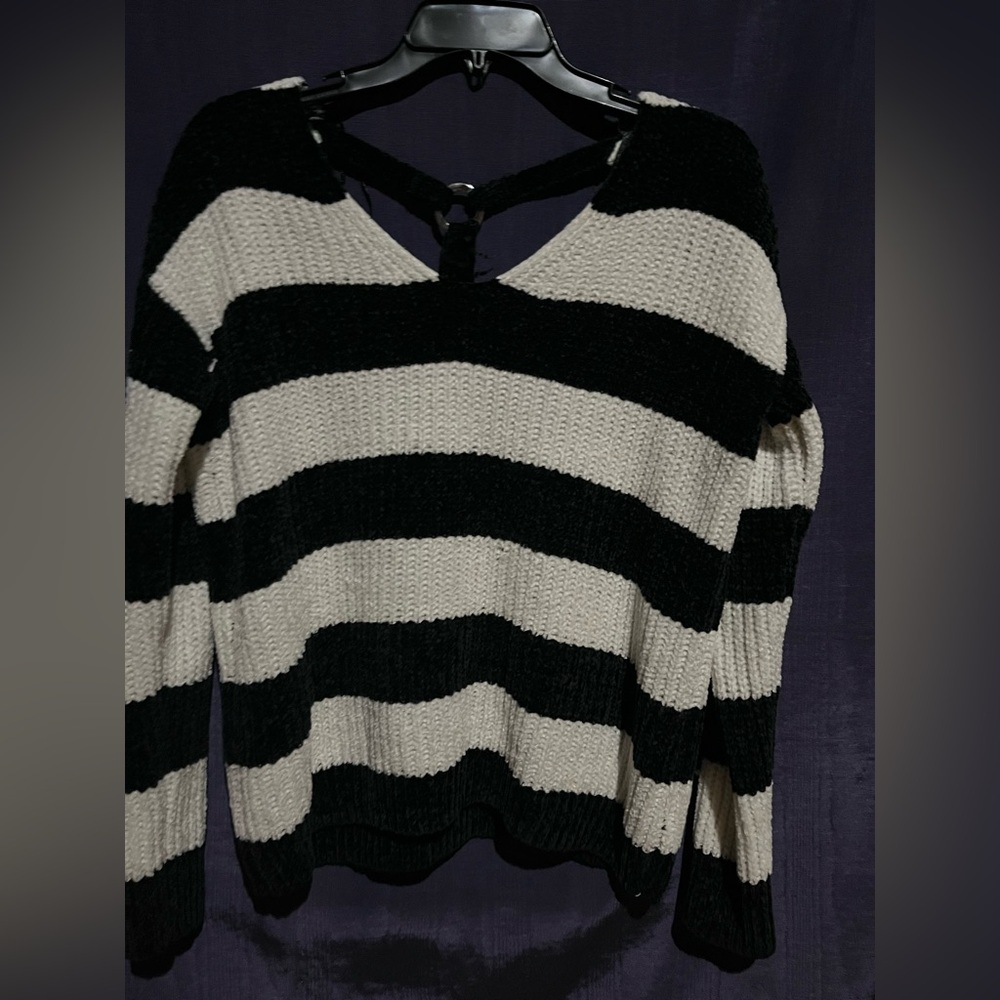 Chic Striped Sweater - Black and Cream